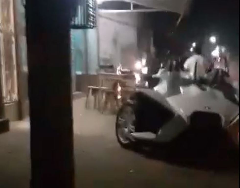 Este vehículo doble propósito quedó con perforaciones de bala. 