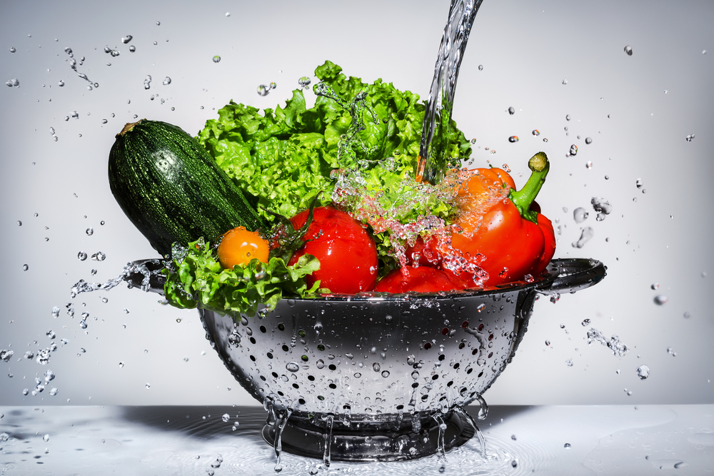 Además de los 8 vasos de agua al día es recomendable combinarlo con alimentos que están formados por más del 90% de agua. (Foto Prensa Libre: Shutterstock)