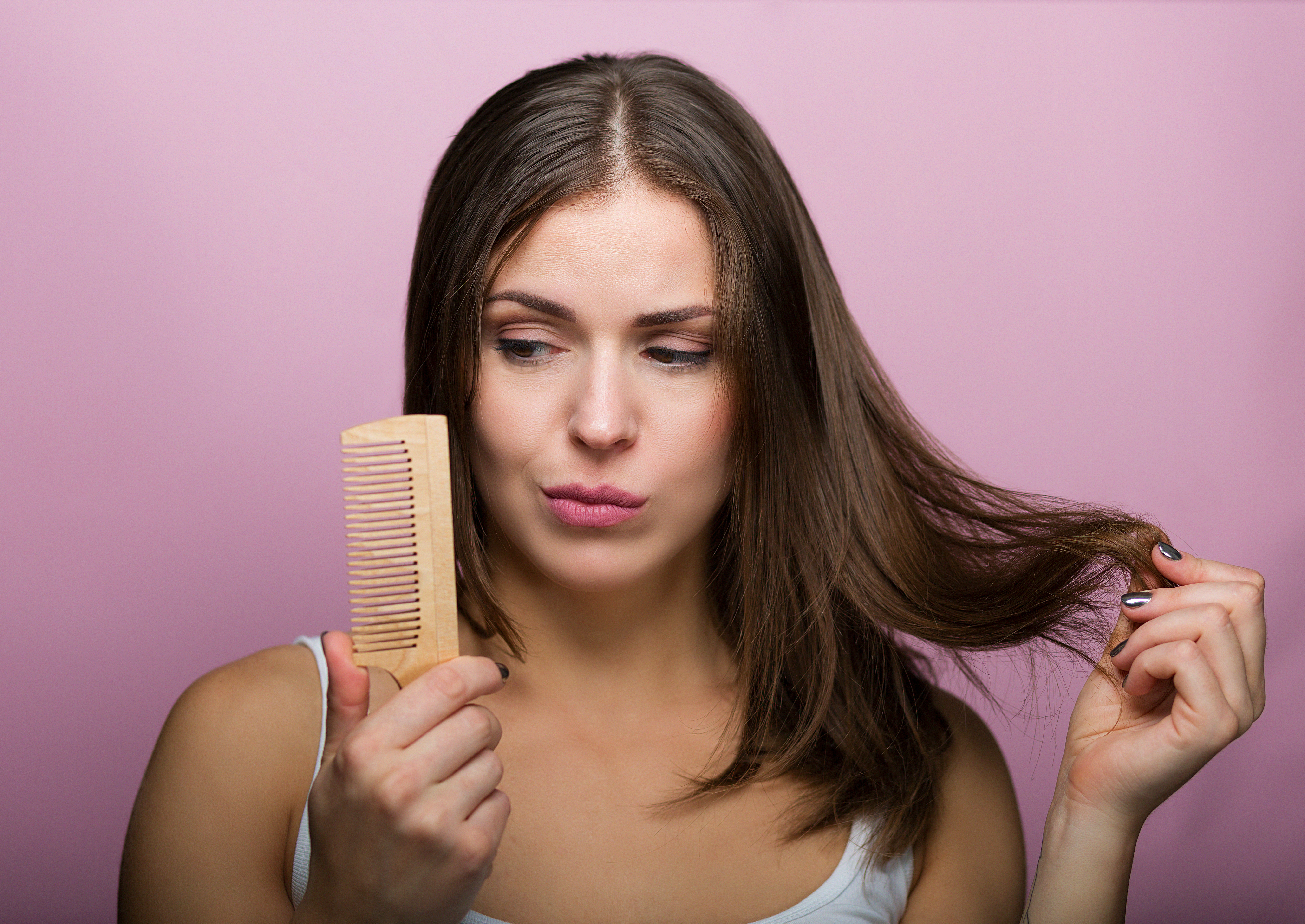 El cabello graso representa un problema para hombres y mujeres.  Es importante encontrar qué lo causa. (Foto Prensa Libre: Shutterstock)