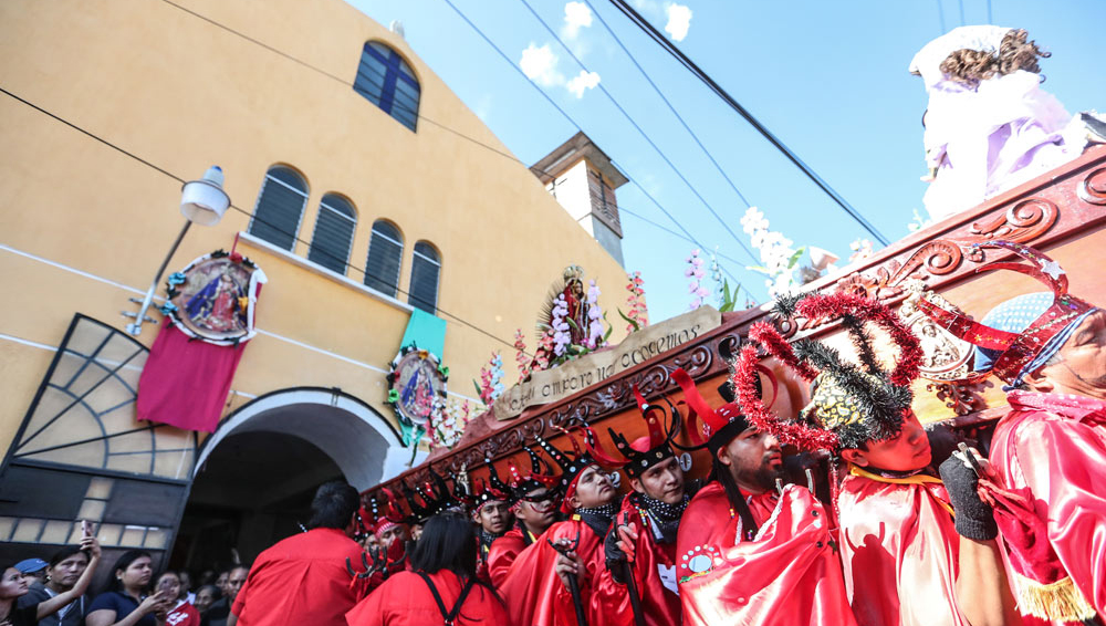 Devotos de la zona 21 acompañan el recorrido de la Virgen de Guadalupe. (Foto Prensa Libre: Keneth Cruz)