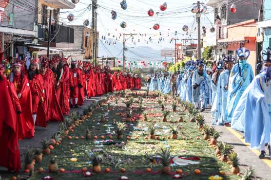 Las alfombras adornan las calles de Guajitos.(Foto Prensa Libre: Keneth Cruz)