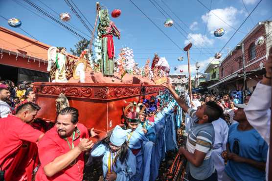 Durante el recorrido, fieles llenan el anda de la virgen con rosas, rosarios y otros artículos. (Foto Prensa Libre: Keneth Cruz)