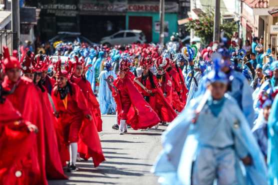 Un grupo de 300 personas acompañan el rezado vestidos de reyes y representan el baile de moros y cristianos. (Foto Prensa Libre: Keneth Cruz)