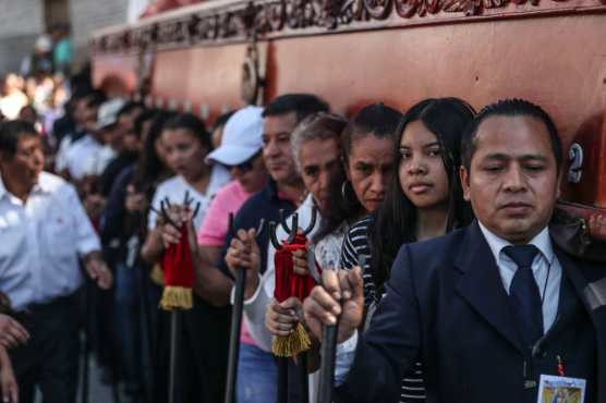 El rezado de Guajitos reúne a más de 5 mil personas. (Foto Prensa Libre: Keneth Cruz)