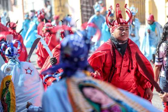 Los Reyes le dan vistosidad al rezado, al lucir sus coronas y pañuelos en sus trajes, en los cuales suelen incluir estampas de la Virgen. (Foto Prensa Libre: Keneth Cruz)