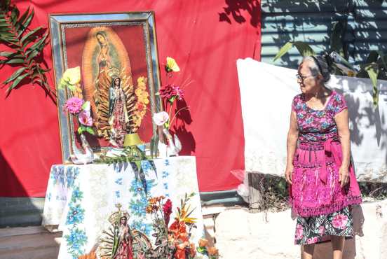 Durante el recorrido, varias familias elaboran altares frente a sus viviendas en honor a la Virgen de Guadalupe. (Foto Prensa Libre: Keneth Cruz)