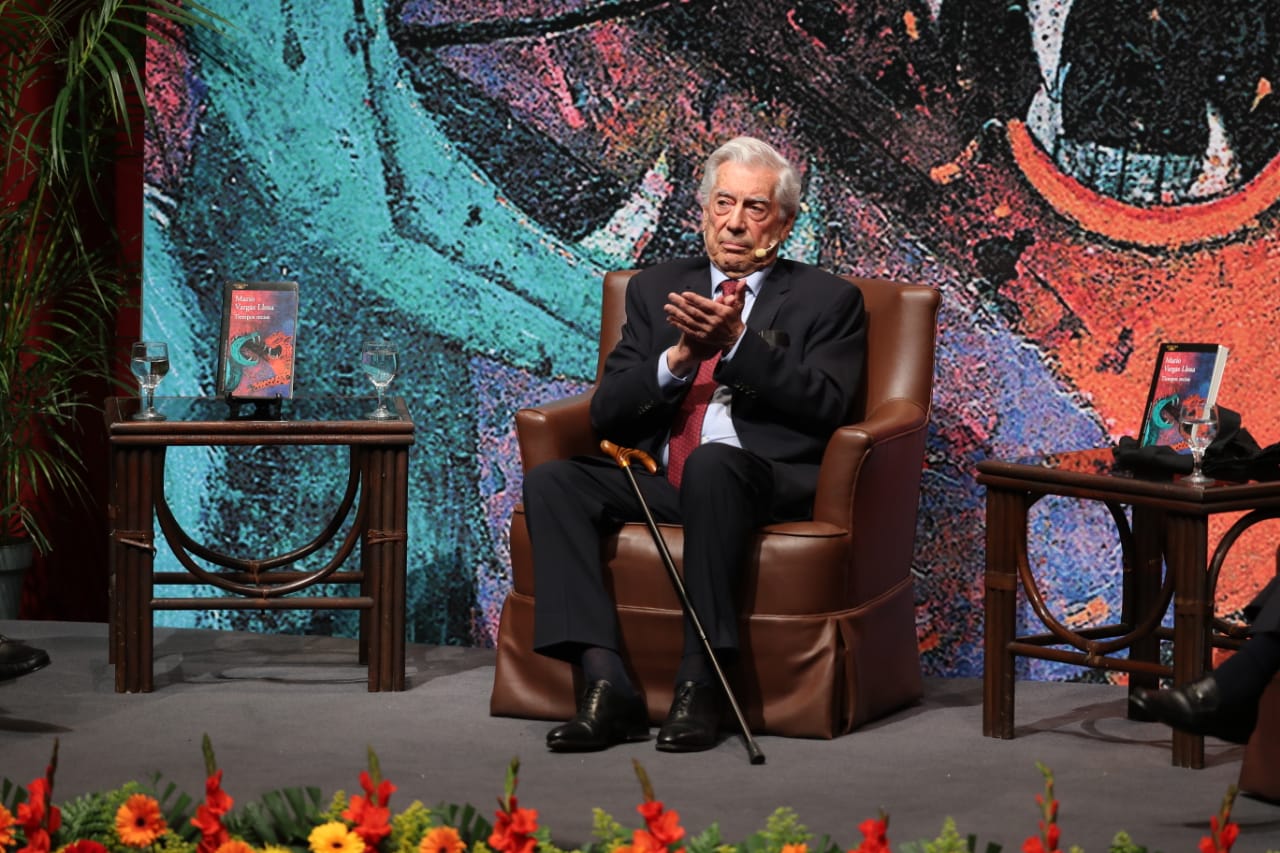 Mario Vargas Llosa, en el Centro Cultural Miguel Ángel Asturias, durante la presentación con el público guatemalteco de su libro "Tiempos recios". (Foto Prensa Libre: Érick Ávila)