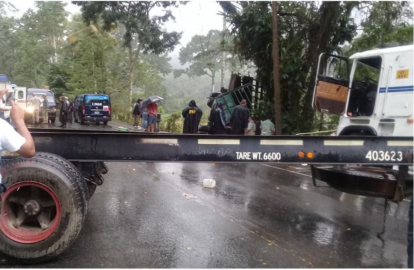Un camión y un tráiler quedaron obstaculizando el paso. (Foto Prensa Libre: Carlos Cabrera)
