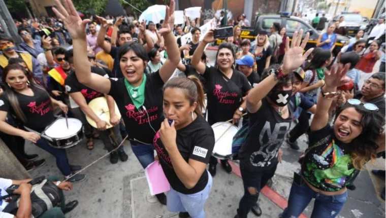 Miembros de la comunidad LGBT durante una manifestación en mayo frente al Congreso. (Foto Prensa Libre: Hemeroteca PL)