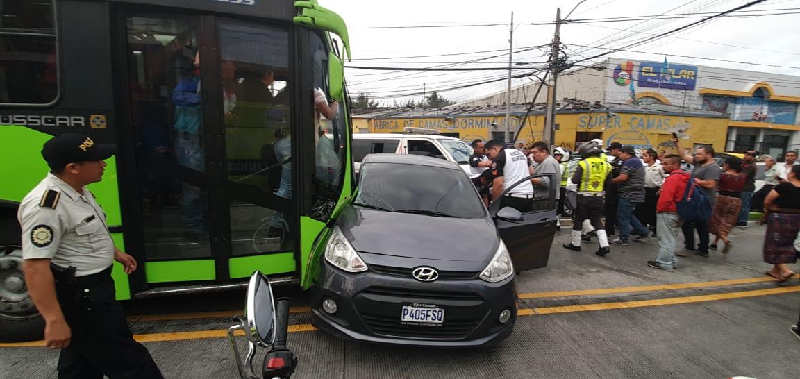 Un bus del sistema de Trasmetro colisionó contra un vehículo en la avenida Bolívar. (Foto Prensa Libre: PMT)