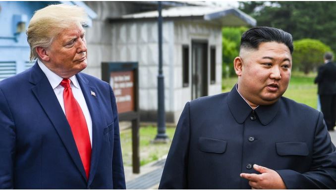 Donald Trump y Kim Jong-un en la zona desmilitarziada que separa las dos Coreas, en octubre (Foto Prensa Libre: AFP)
