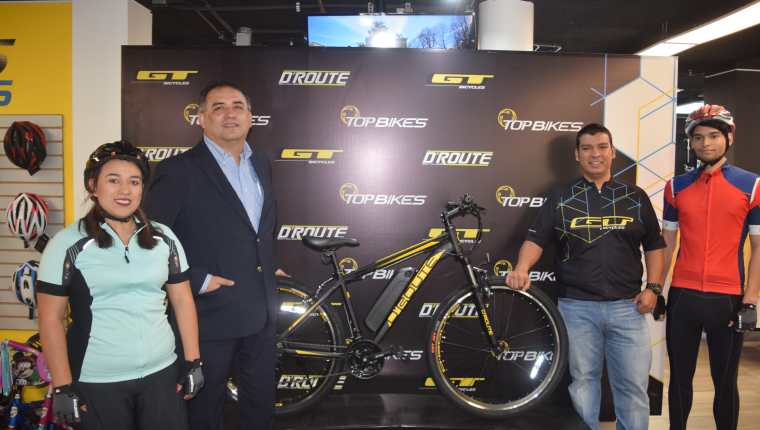 Representantes de Top Bike de Vecesa presentaron la nueva bicicleta. Foto Prensa Libre: Cortesía