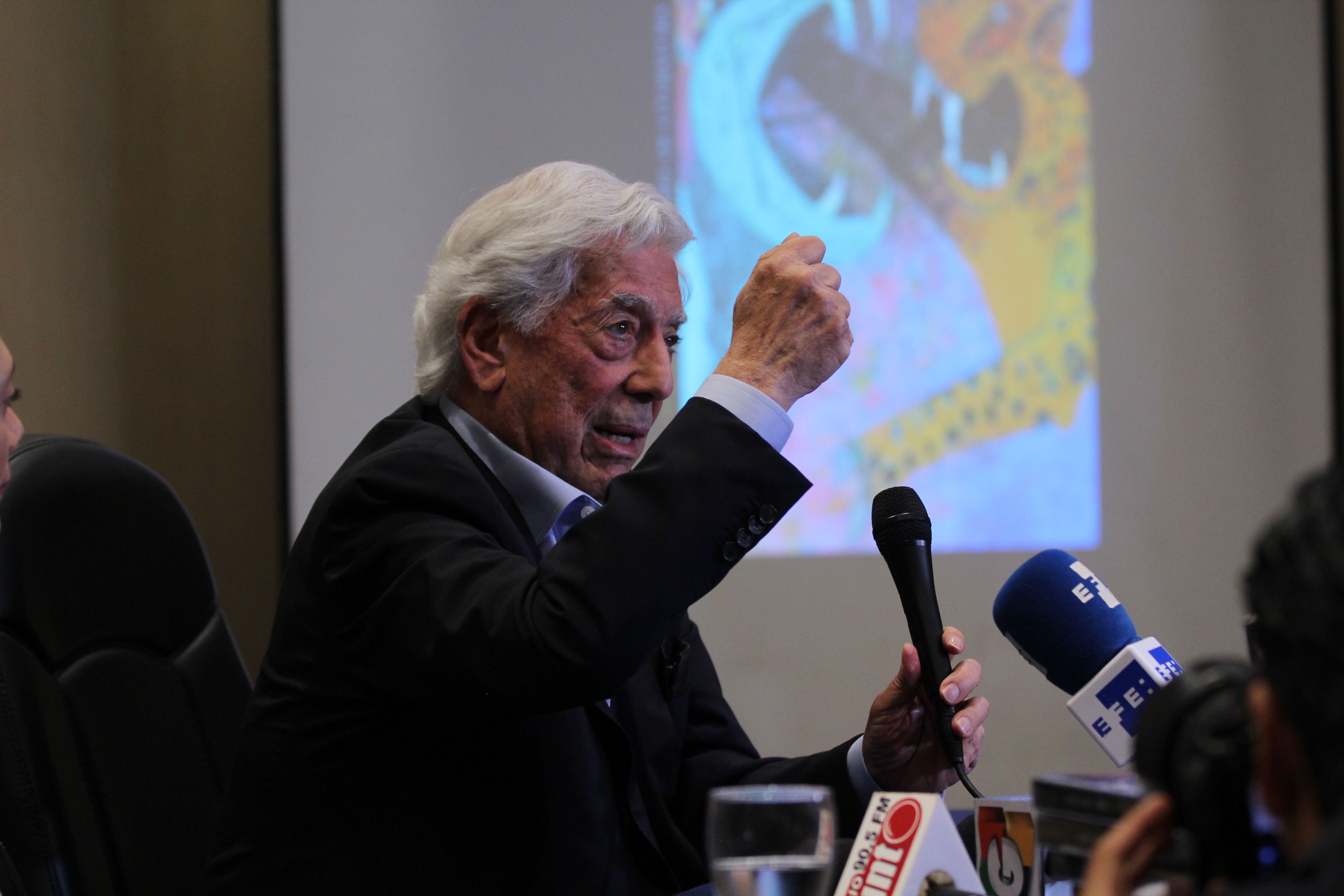 Mario Vargas Llosa presenta Tiempos Recios en Guatemala. (Foto Prensa Libre: Miriam Figueroa)