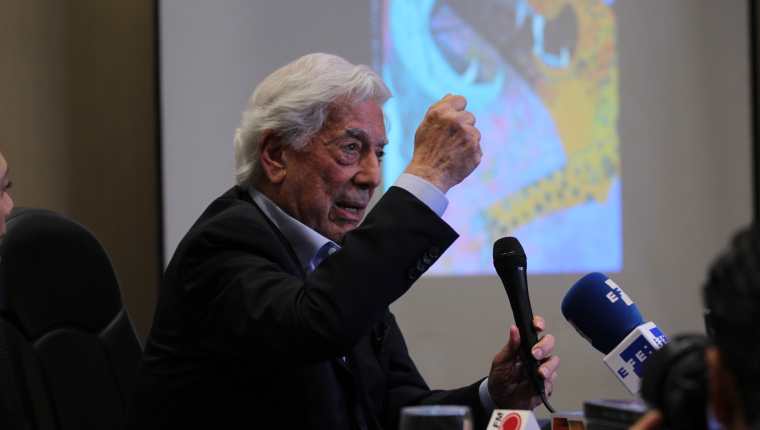 Mario Vargas Llosa presenta Tiempos Recios en Guatemala.  (Foto Prensa Libre: Miriam Figueroa). 