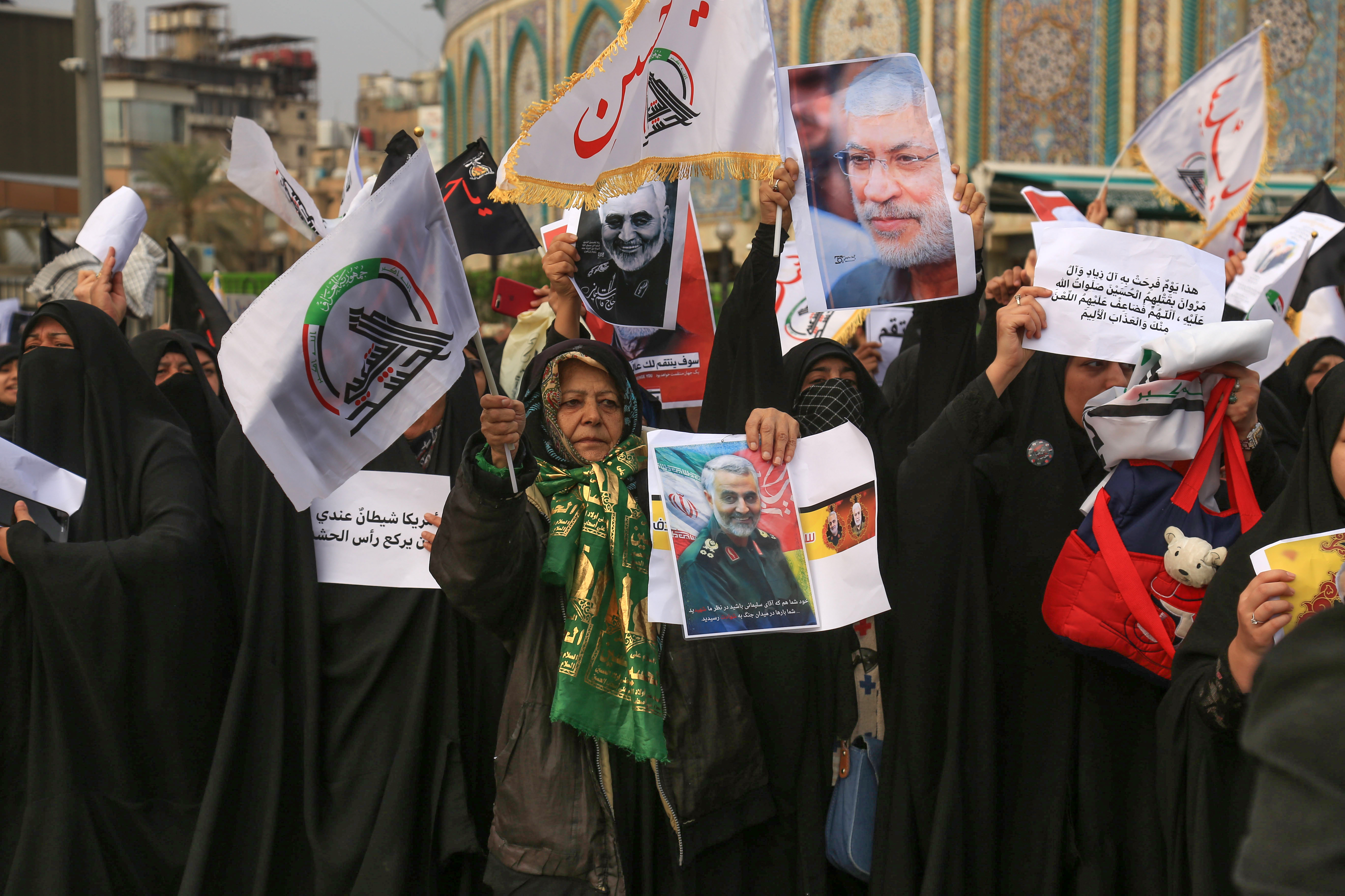 Decenas de personas acompañaron a los restos de Qasem Soleimani. (Foto Prensa Libre: AFP)
