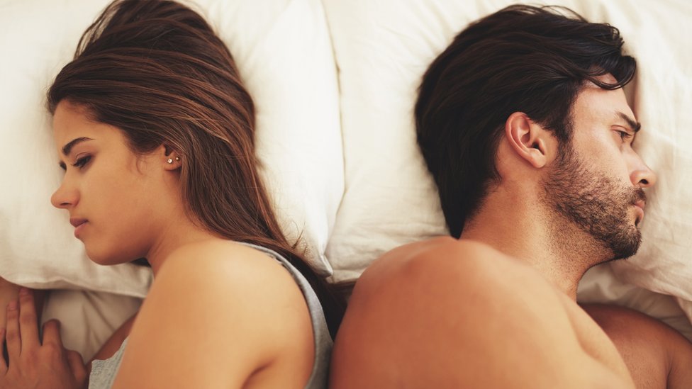 Hay muchas parejas que, aunque siguen unidas, sus miembros están emocionalmente separados. Getty Images