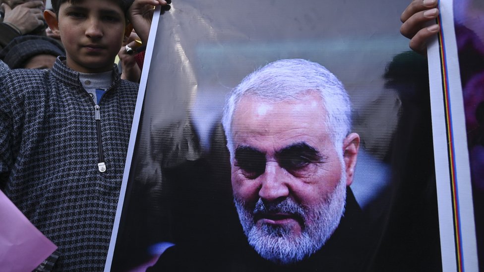 Medios estadounidenses reportaron que Soleimani salía del aeropuerto de Bagdad en dos vehículos y acompañado de otras personas cuando fue atacado por drones estadounidenses. (Foto Prensa Libre: Getty Images)