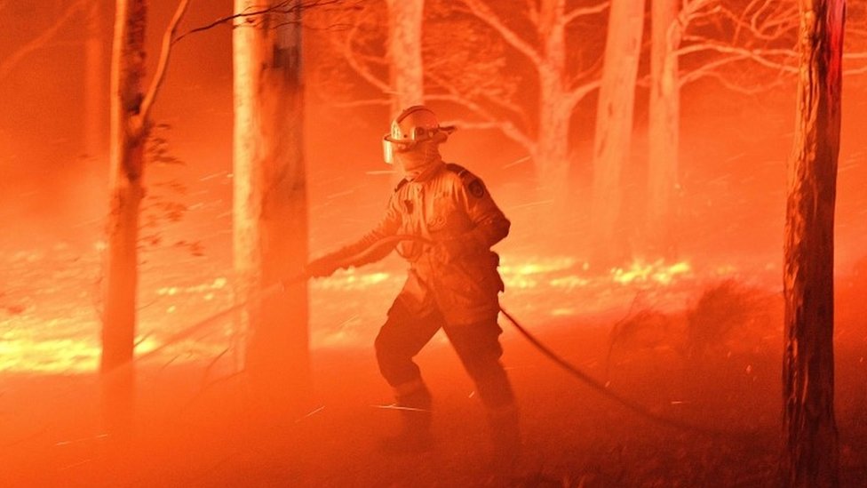 Se registran hasta el momento 23 muertos, más de 1.500 viviendas destruidas, y millones de hectáreas arrasadas por las llamas.