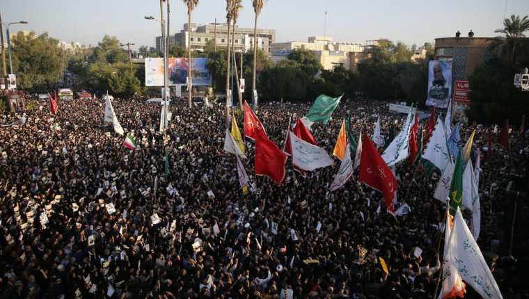 Una enorme multitud se reunió en Ahvaz, Irán, para recibir el cuerpo del general Soleimani. AFP