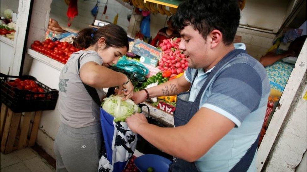 El gobierno de Ciudad de México busca que los consumidores lleven sus propias bolsas reutilizables para hacer sus compras.