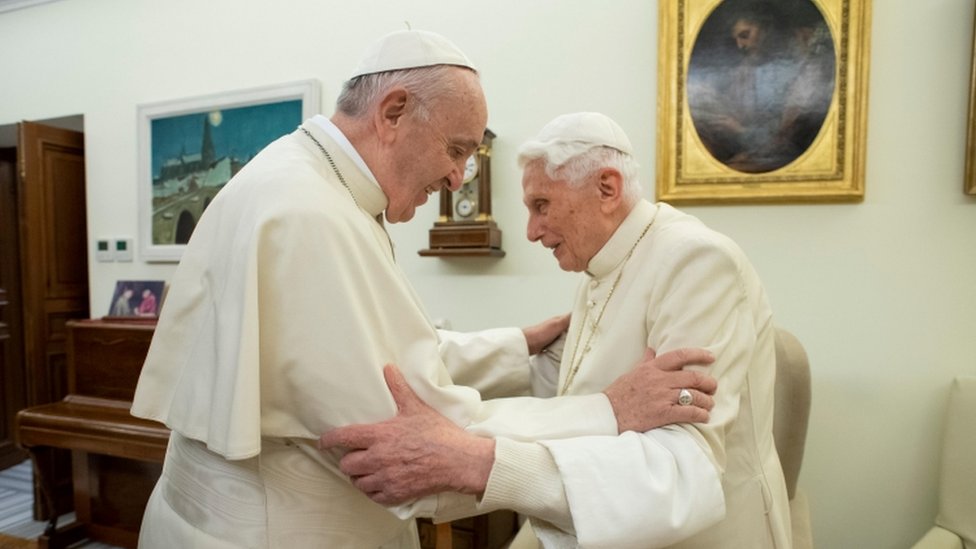 El papa Benedicto XVI, retirado en 2013, está pasando por problemas de salud. La prensa italiana ha informado que está grave, pero estable. (Foto Prensa Libre: Hemeroteca PL).