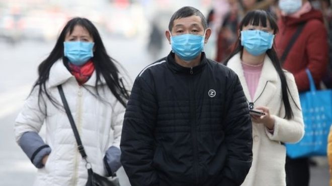 La nueva cepa de coronavirus, que causa un tipo de neumonía, puede pasar de persona a persona, confirmó China. EPA