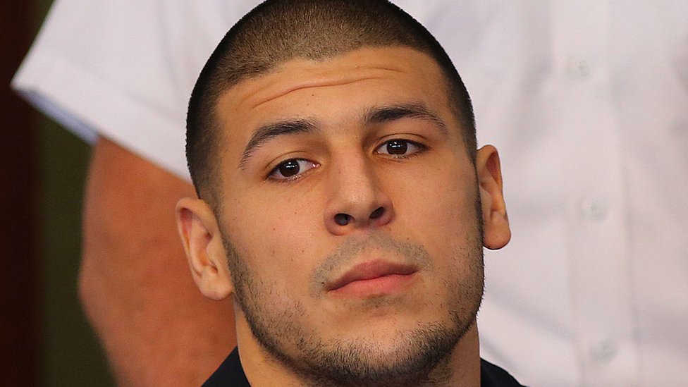 Aaron Hernández pasó de ser una estrella del fútbol americano a un asesino convicto que se suicidó en prisión. Foto:Getty Images
