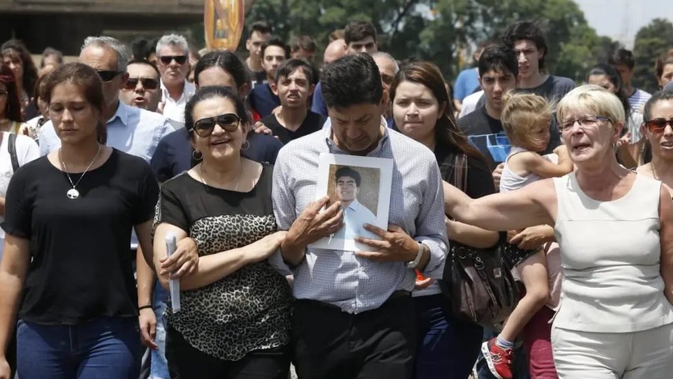 Padres, familiares y amigos de Fernando Báez Sosa asistieron a su funeral tras ser asesinado a manos de 11 jugadores de rugby en Villa Gesell, Argentina. (Foto Prensa Libre: Ignacio Sánchez/La Nación)