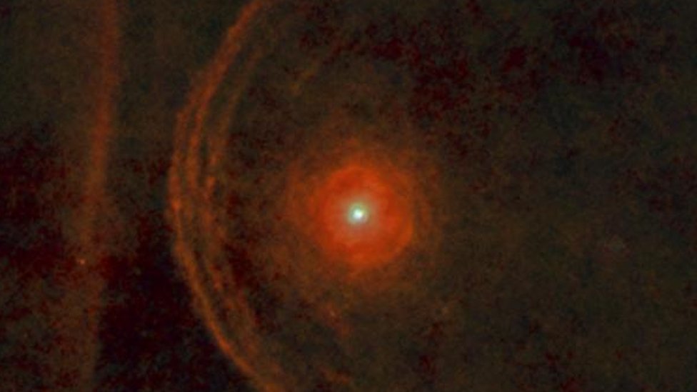 Los cambios en la luminosidad de Betelgeuse han provocado especulación sobre su "inminente" muerte. ESA