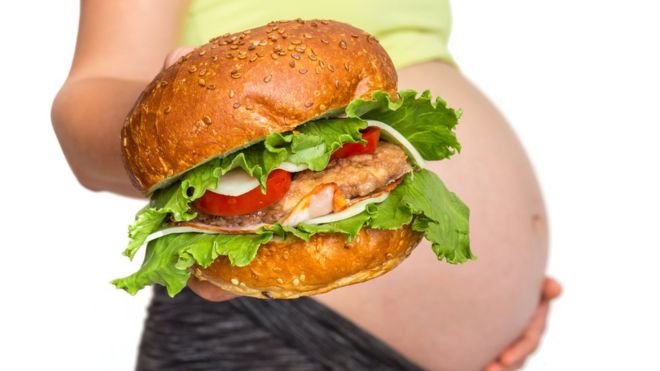 En muchos países del mundo se sugieren dietas estrictas para mujeres embarazadas. GETTY IMAGES
