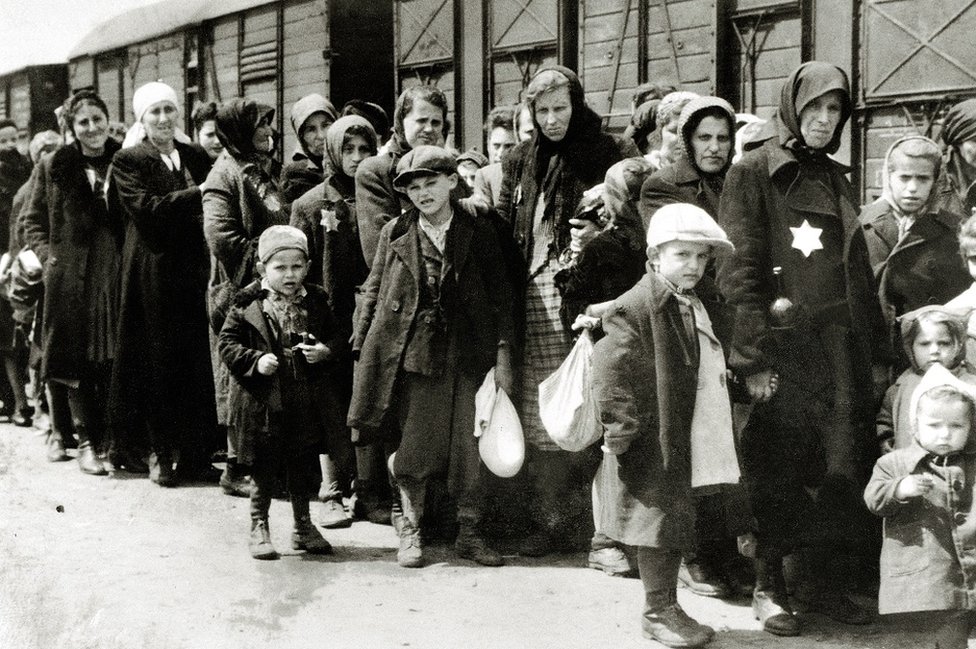 Al menos 1.3 millones de personas fueron enviadas a Auschwitz-Birkenau durante la guerra, el 90% de ellos eran judíos