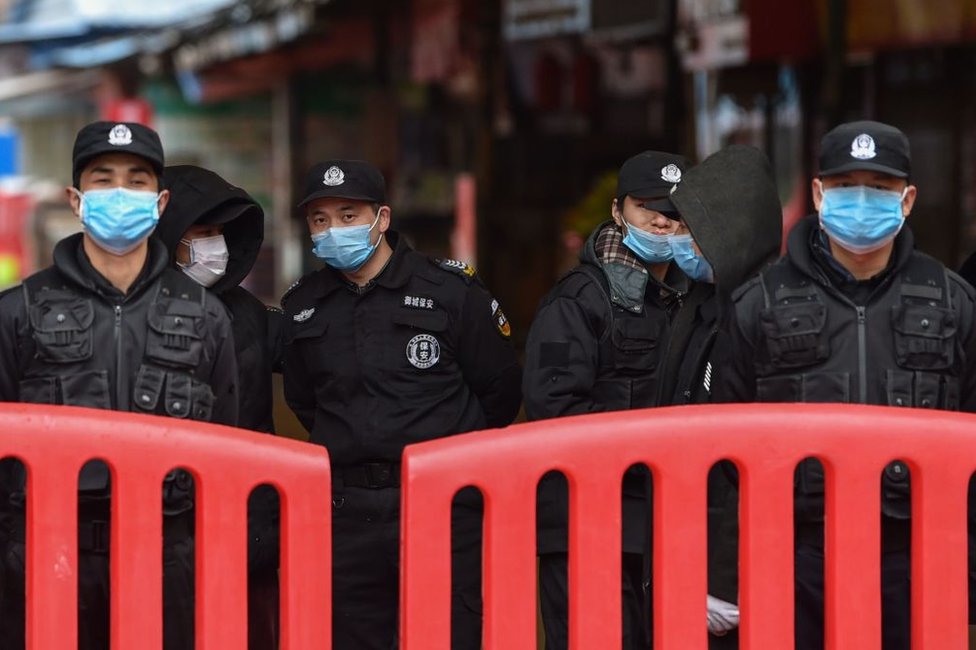 Las autoridades chinas cancelaron la salida de Wuhan de autobuses, trenes, metros y ferris, con la intención de evitar la propagación del coronavirus.