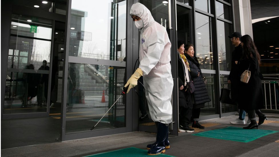Las autoridades realizan trabajos de desinfección para evitar la propagación del virus. (Foto Prensa Libre: AFP)