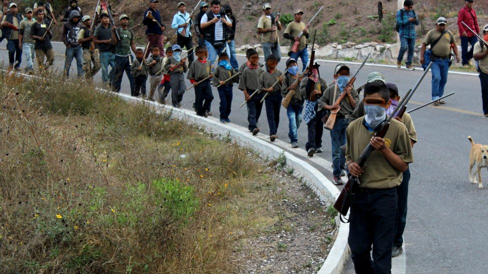 19 niños indígenas de entre 6 y 15 años marcharon con armas y están siendo entrenados por una policía comunitaria de Guerrero. (Foto Prensa Libre: El Sur de Guerrero)