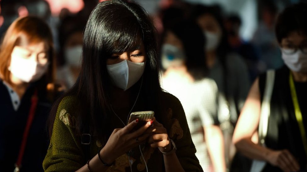 El público en Tailandia está usando mascarillas después de que seis turistas chinos fueran diagnosticados con el coronavirus que emergió en Wuhan.