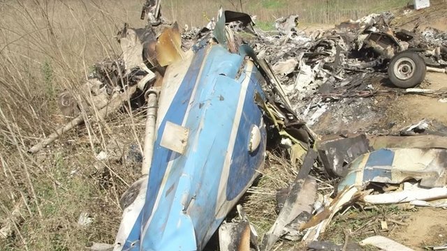 Así quedó el helicóptero en el que viajaba el deportista junto a su hija y otras 7 personas. (Foto Prensa Libre: AFP)