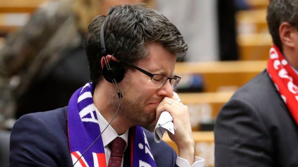 Rory Palmer, miembro socialista británico del Parlamento europeo, no pudo contener las lágrimas. (Foto Prensa Libre: Yves Herman/Getty Images)
