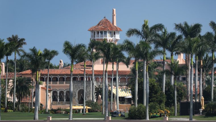 El resort Mar-a-Lago del presidente Donald Trump, quien mencionó que se mudará de Nueva York y hará de Palm Beach, Florida, su residencia permanente. (Foto Prensa Libre: AFP)