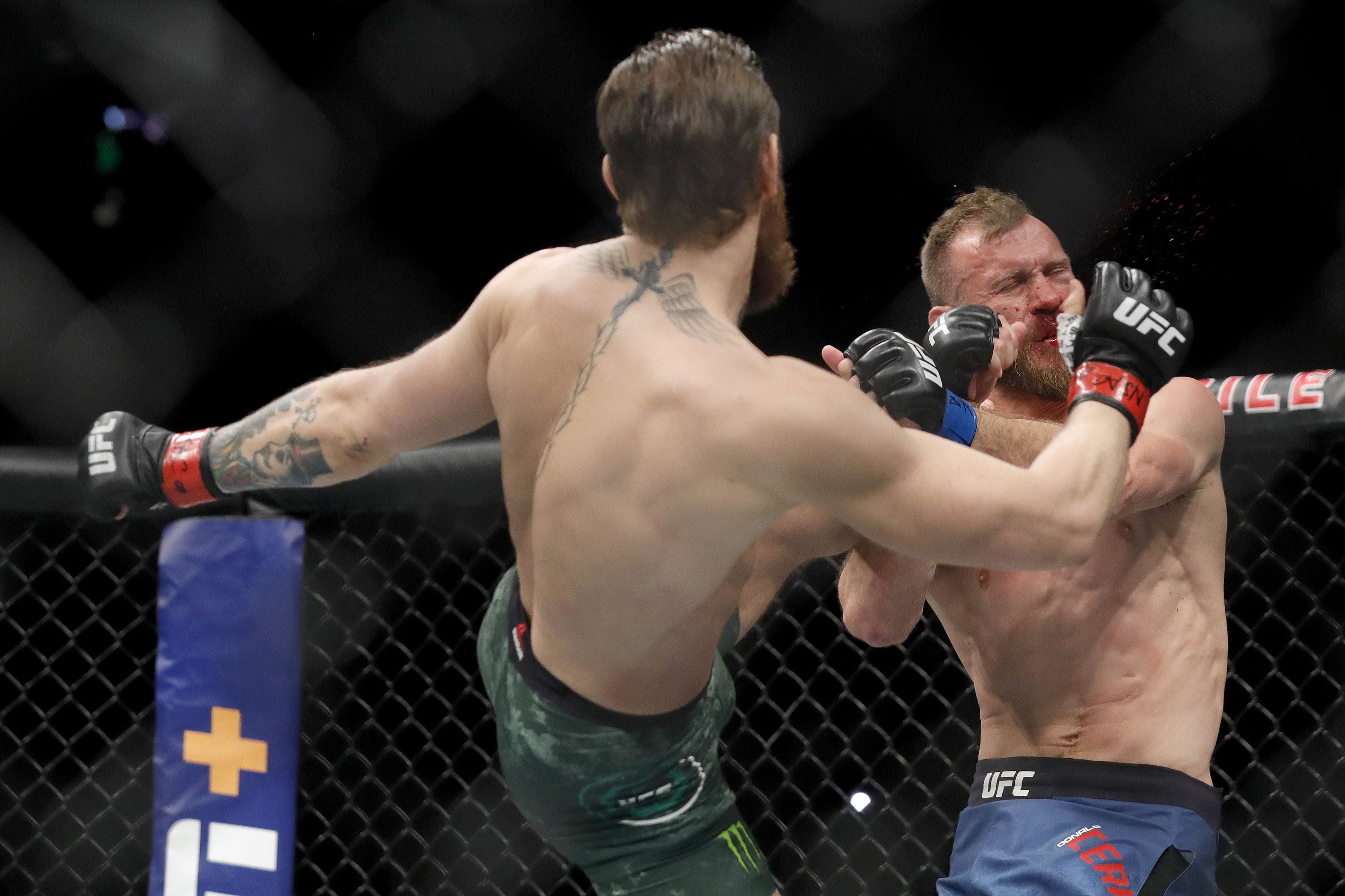 Conor McGregor propina un certero golpe a Donald Cerrone en la pelea  que se realizó en el  T-Mobile Arena en   Las Vegas, Nevada.
 (Foto Prensa Libre: AFP).