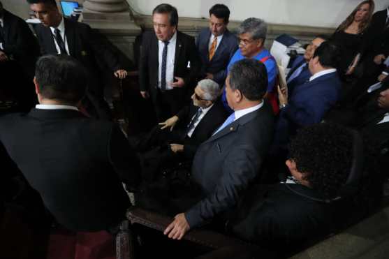 El diputado electo Armando Melgar Padilla se presentó en una silla de ruedas por presentar quebrantos de salud. Foto Prensa Libre: Érick Ávila