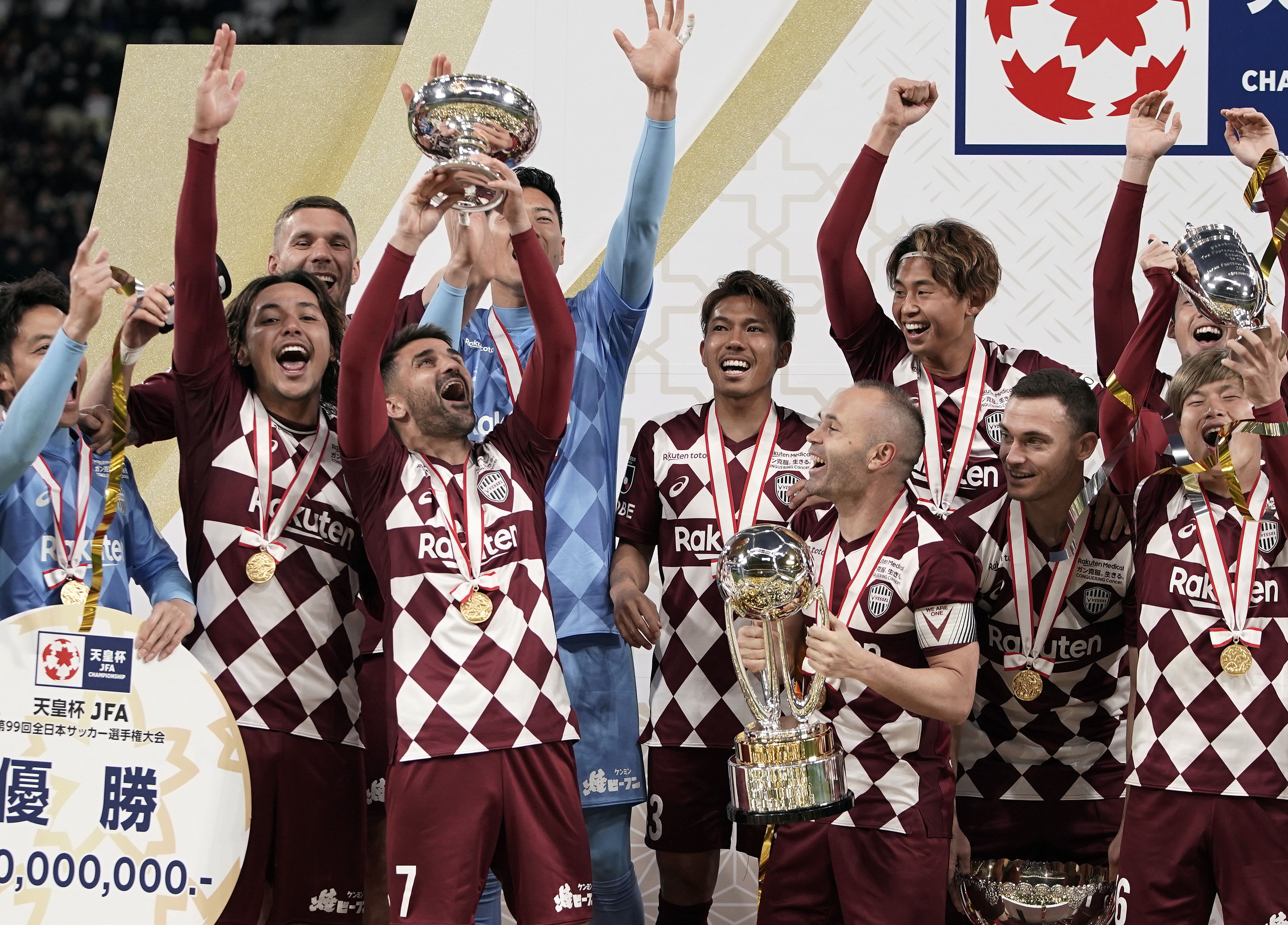 David Villa, con la copa, le puso fin a su legado futbolístico.  (Foto Prensa Libre: EFE)