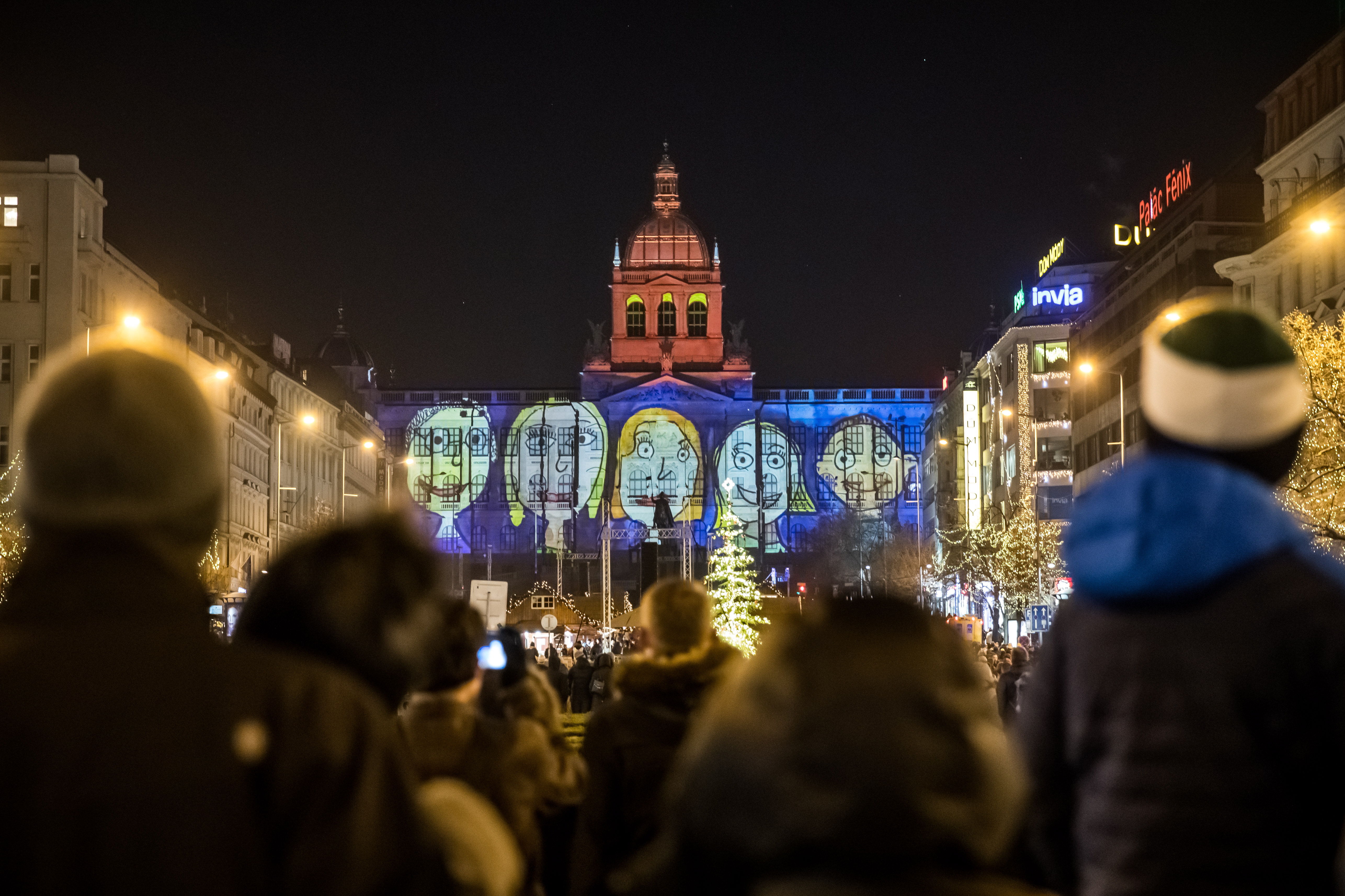 La gente mira un espectáculo de luces en el edificio del Museo Nacional como parte de las celebraciones oficiales de Año Nuevo, en el centro de Praga, República Checa. Fotografía. Prensa Libre: EFE