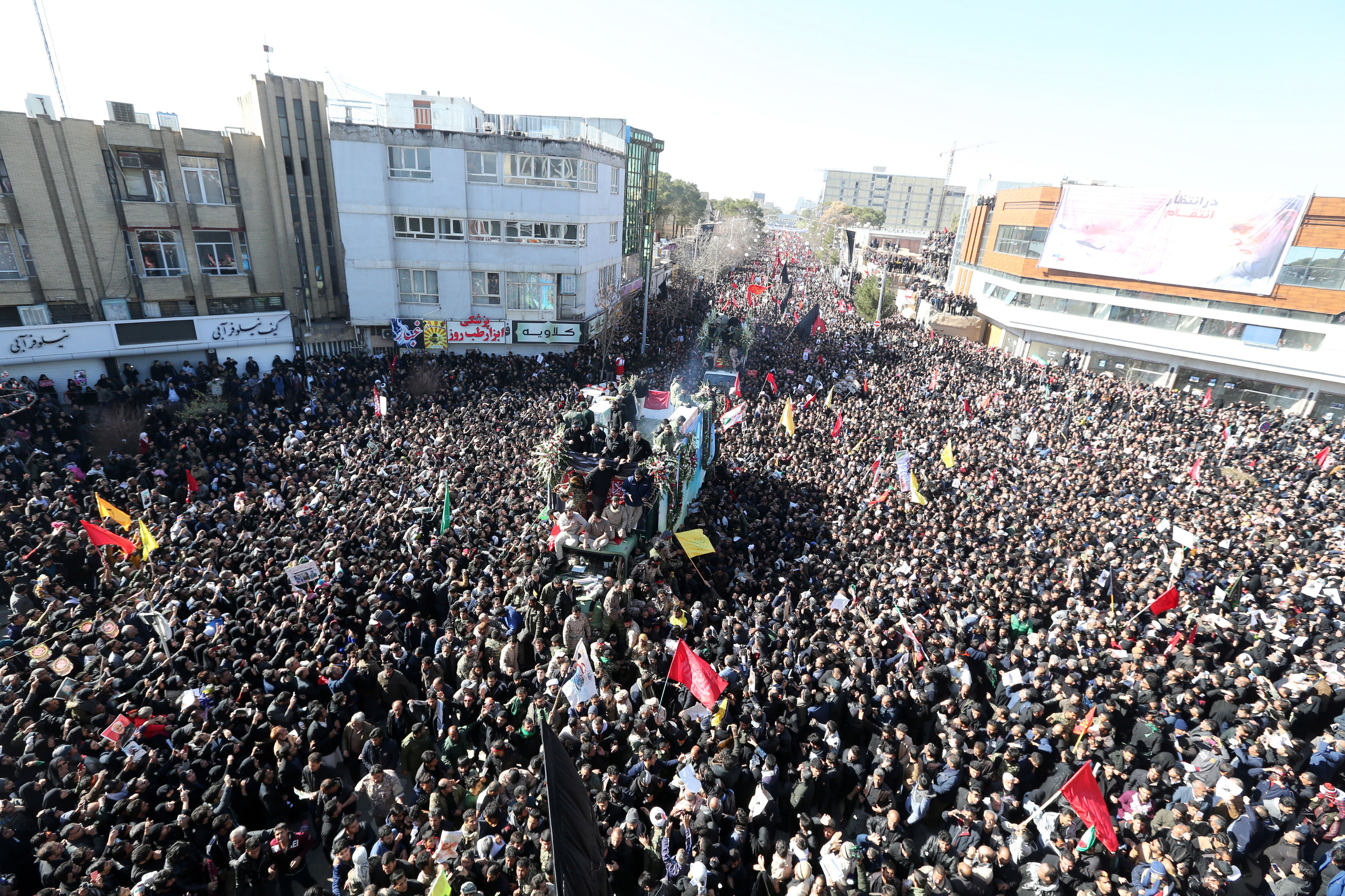 Miles de personas llegaron al funeral del general Qasem Soleimani. (Foto Prensa Libre: EFE)