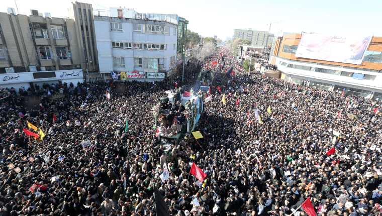 Miles de personas llegaron al funeral del general Qasem Soleimani. (Foto Prensa Libre: EFE)