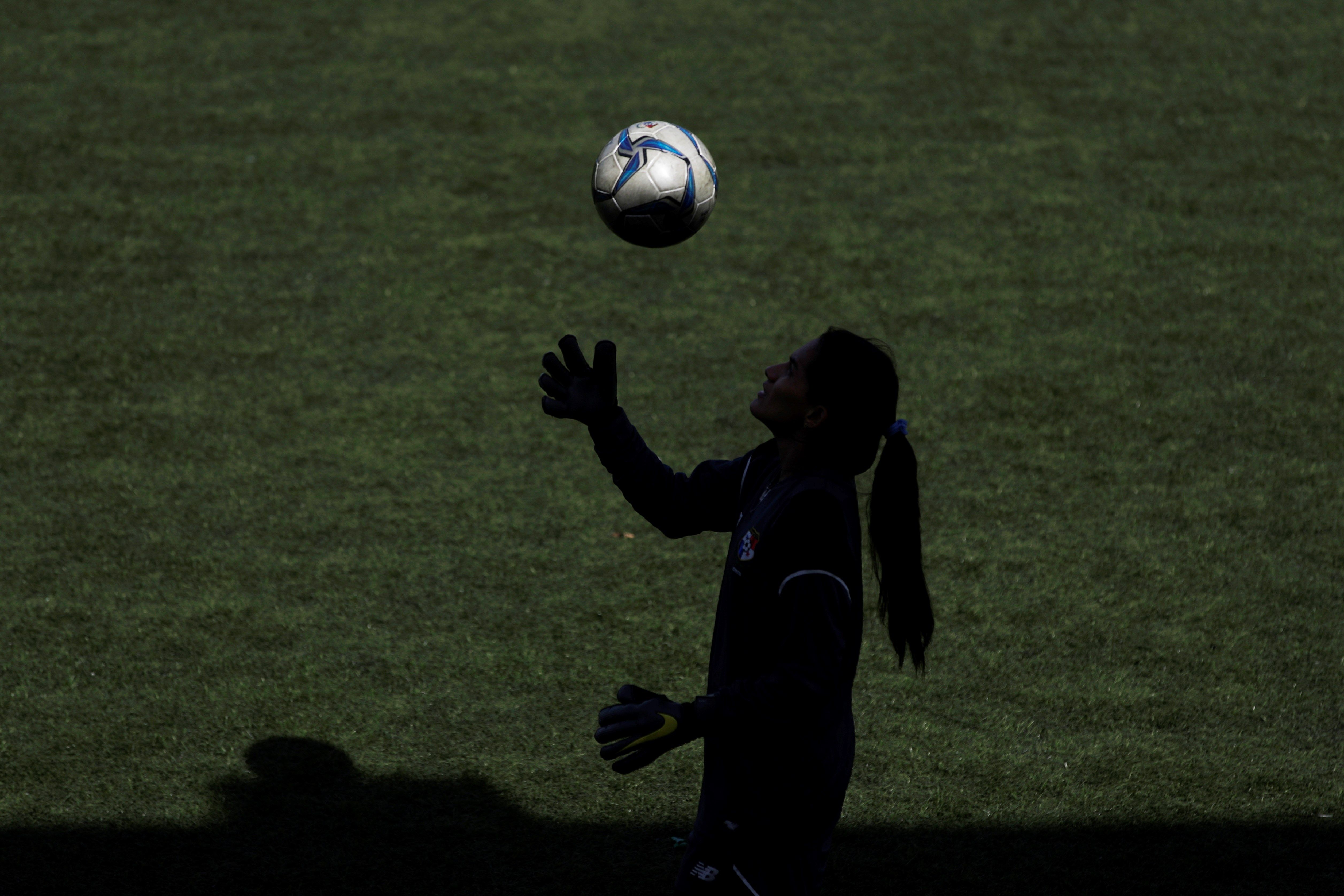 El futbol Femenino vuelve a la luz con actos contra el racismo. (Foto Prensa Libre: EFE)