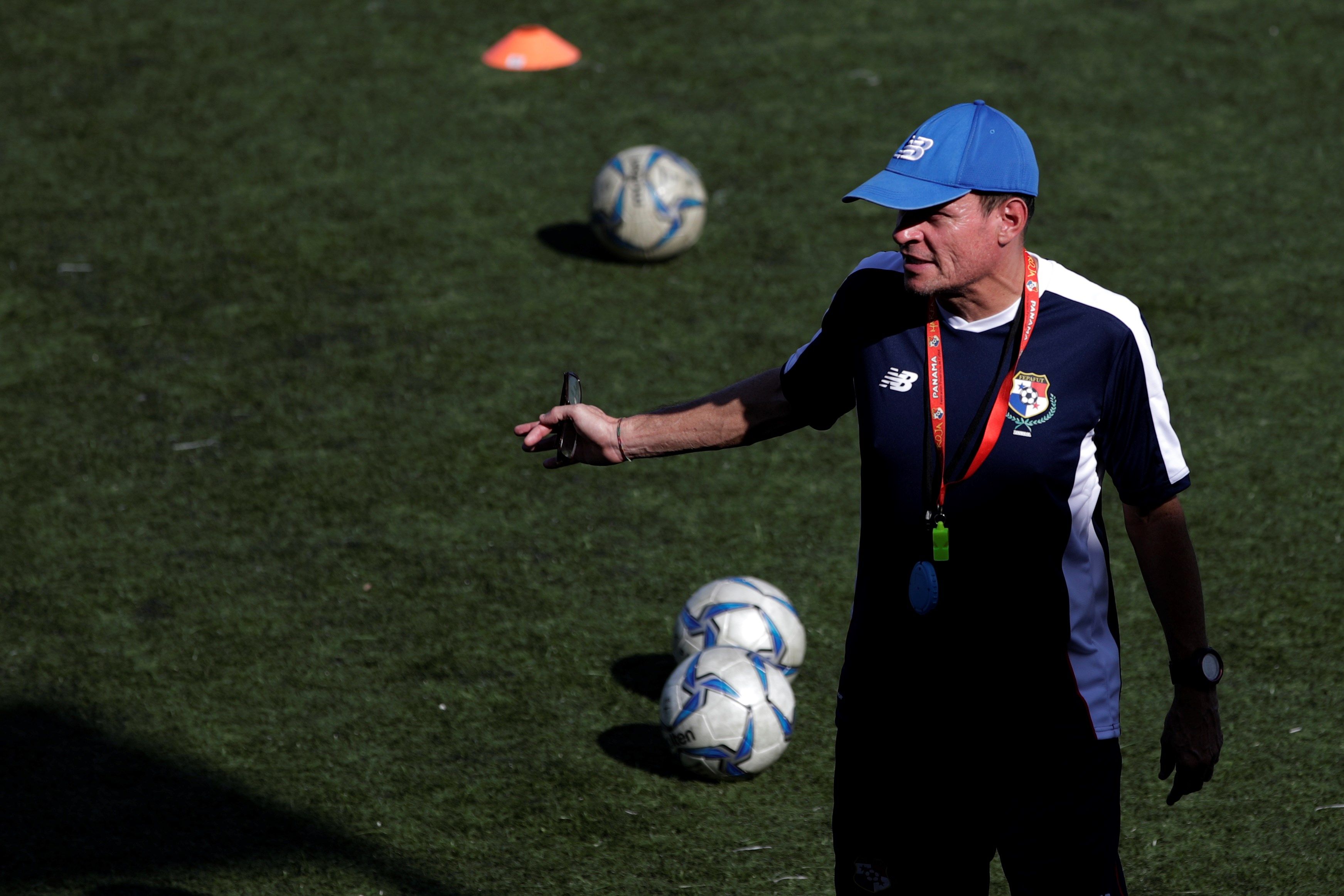 El entrenador panameño Kenneth Zseremeta fue acusado de acoso y abuso sexual, entre otros delitos, por las futbolistas de la Selección de Fútbol Femenil de Venezuela. En la fotografía cuando dirigía a la Selección de Panamá. Foto Prensa Libre: EFE.