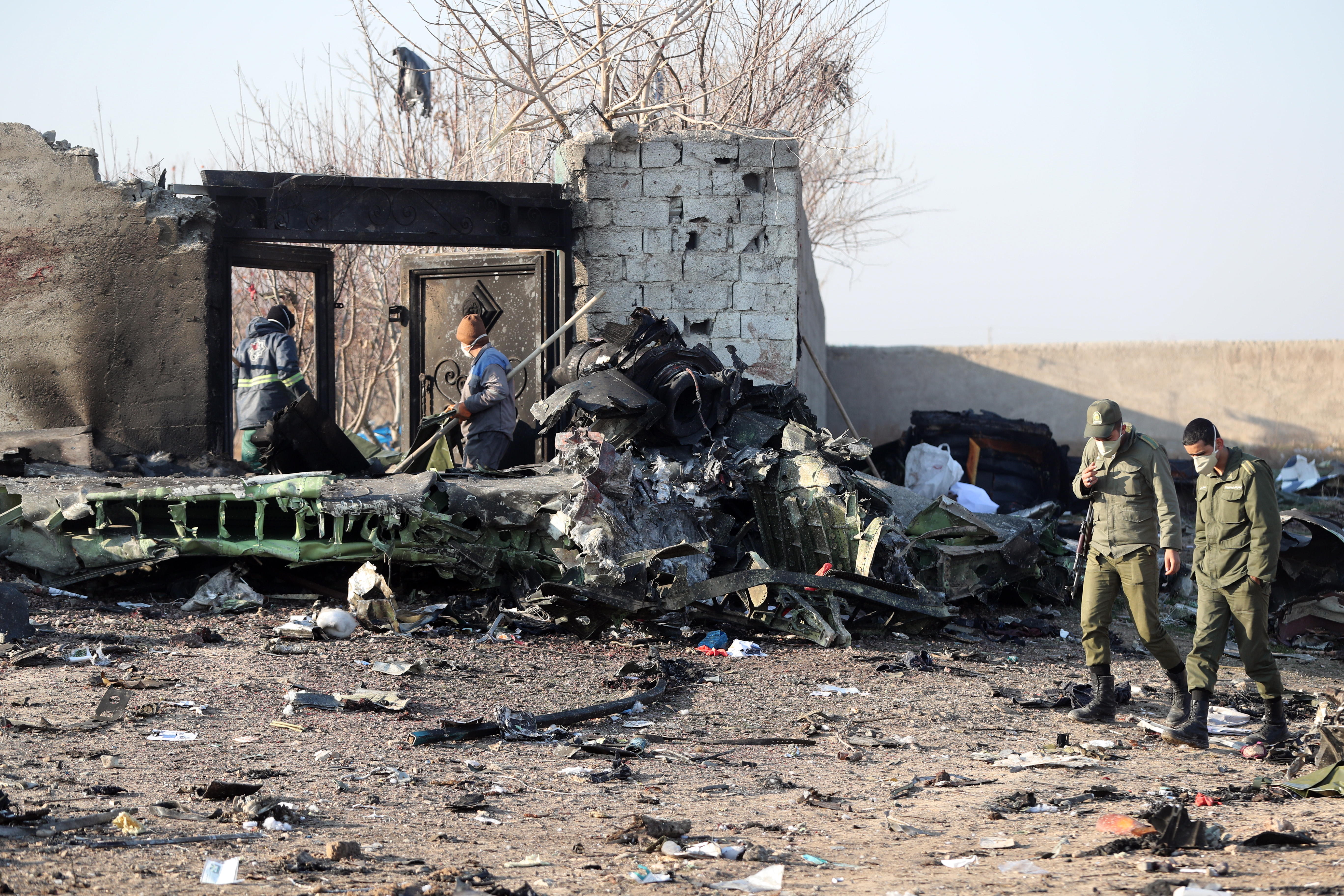 Restos del avión ucraniano derribado por misiles de Irán. (Foto Prensa Libre: EFE).