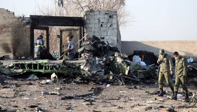 Restos del avión ucraniano derribado por misiles de Irán. (Foto Prensa Libre: EFE).