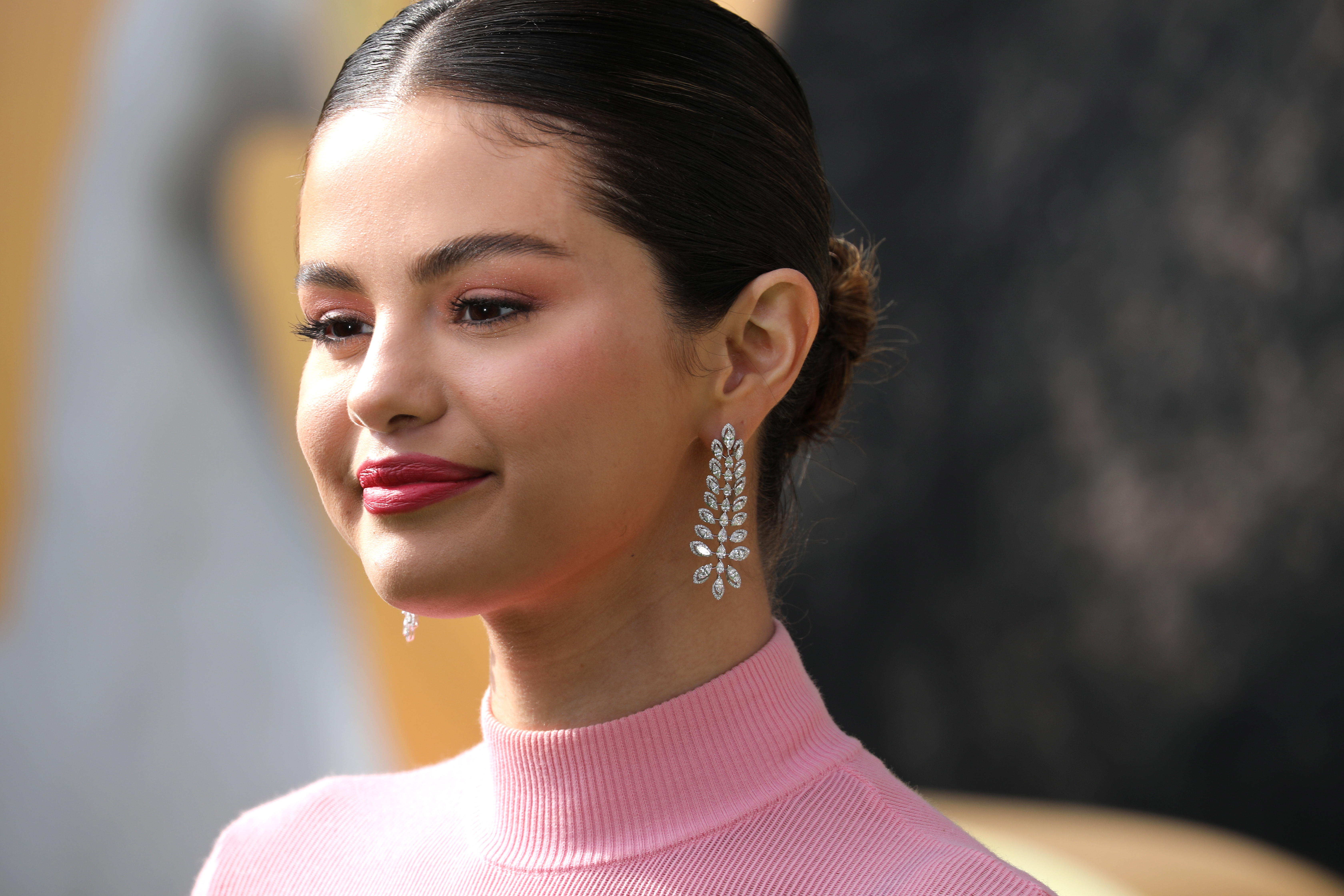 Los Angeles (United States), 11/01/2020.- US actress Selena Gomez poses on the red carpet prior to the premiere of 'ÄòDolittle'Äô at the Regency Village Theater in Los Angeles, California, USA, 11 January 2020. (Estados Unidos) EFE/EPA/DAVID SWANSON