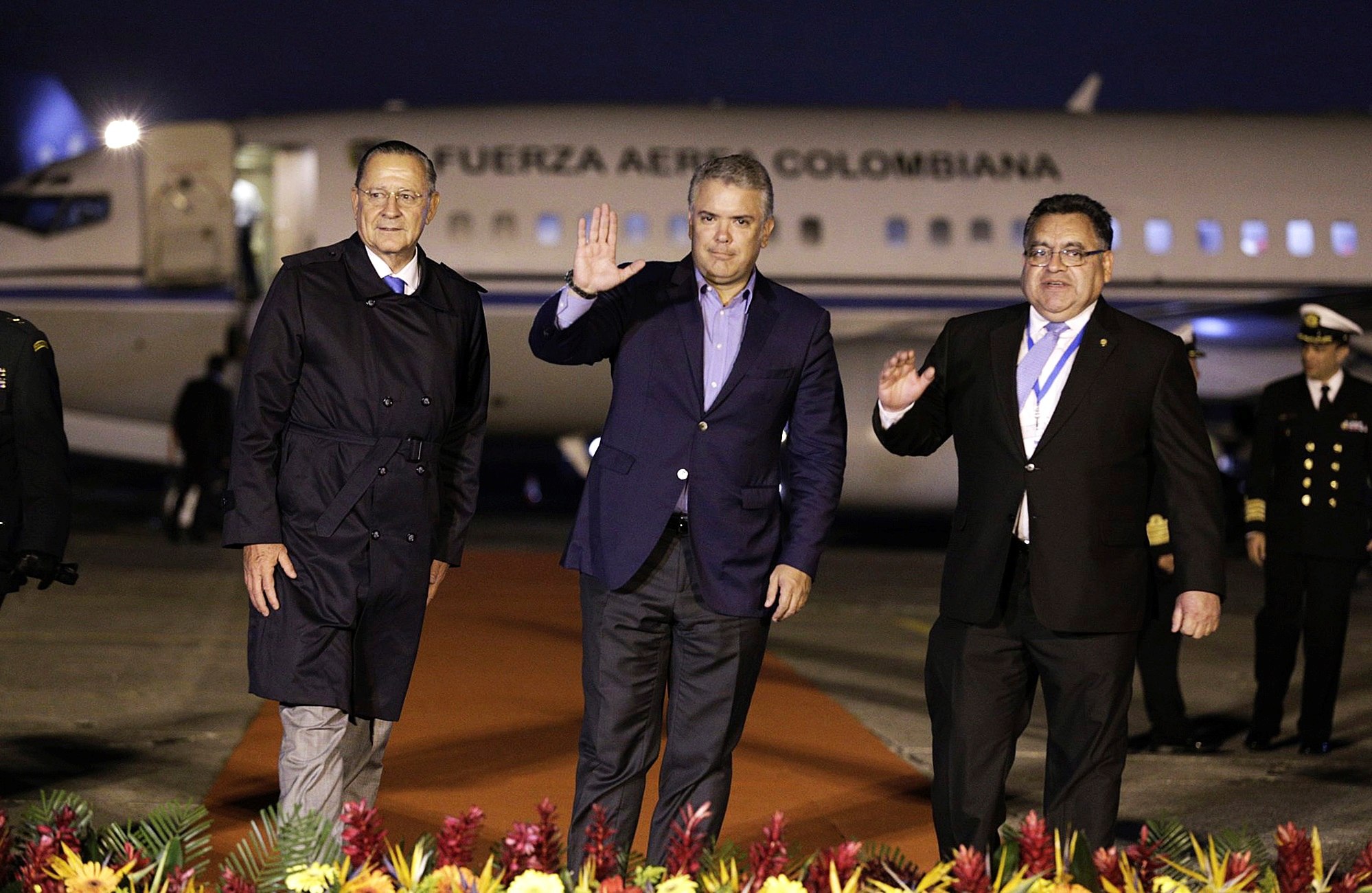 El presidente de Colombia, Iván Duque llegó en el avión presidencial para la investidura Alejandro Giammattei como presidente de Guatemala. (Foto Prensa Libre: EFE)